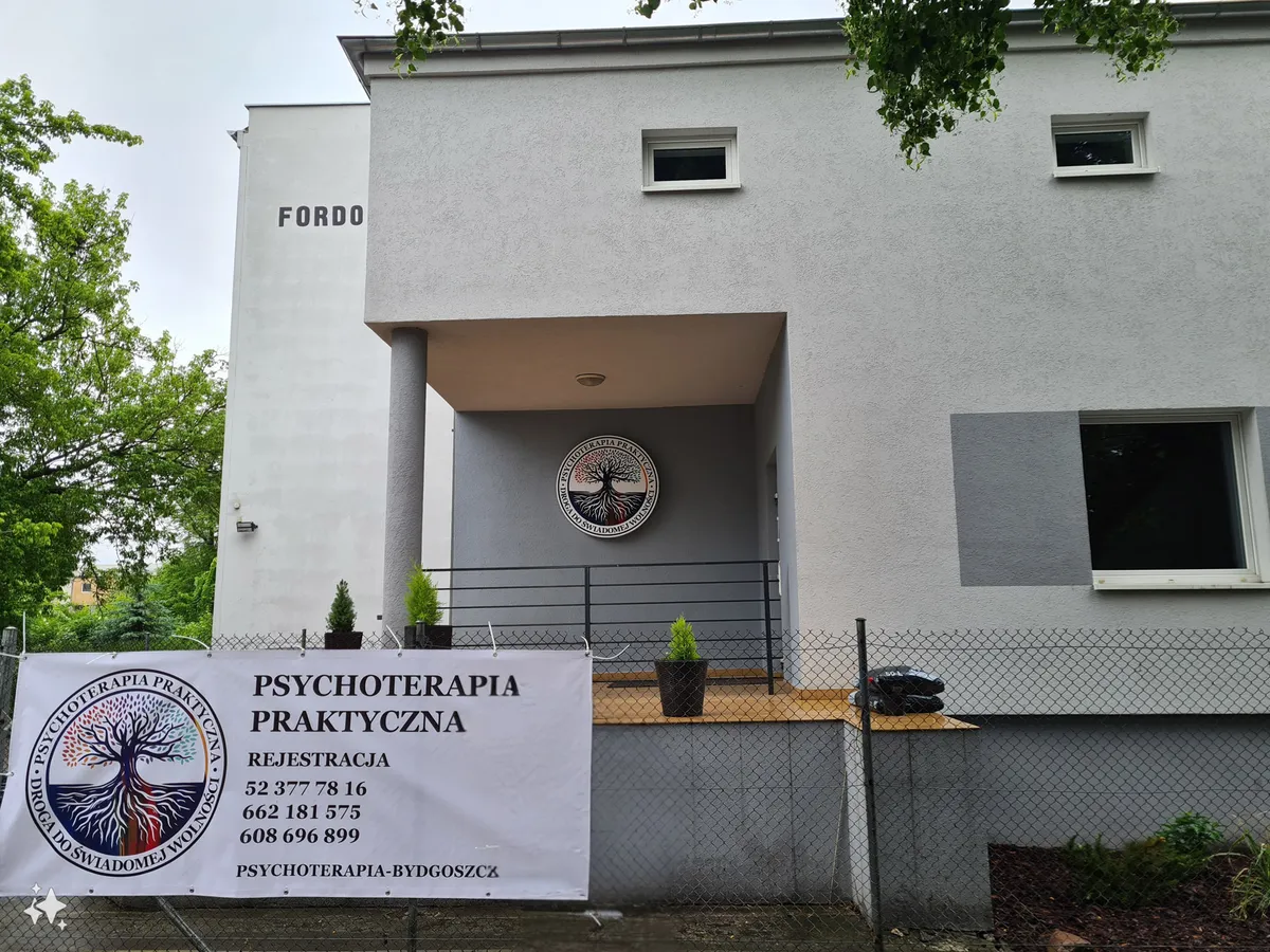 Budynek gabinetu przy ul. Fordońskiej 161 z tablicą Psychoterapia Praktyczna nad wejściem